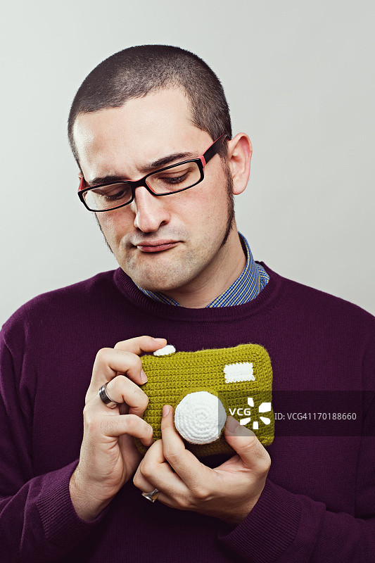 使用玩具相机的摄影师图片素材