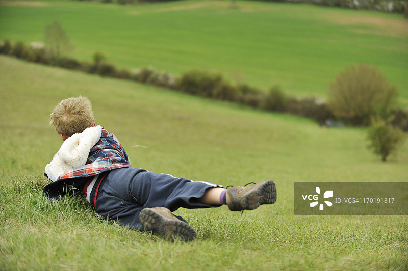滚下山坡图片素材