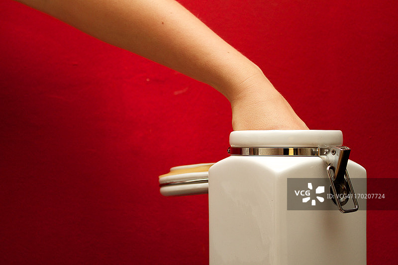 手伸向饼干罐图片素材