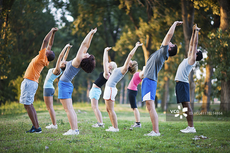 一群人正在做伸展运动图片素材