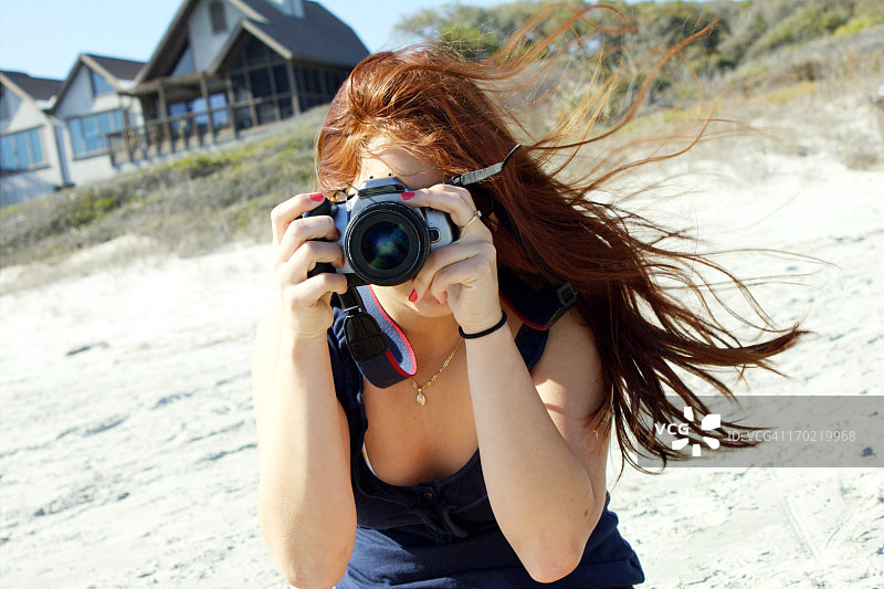 在沙滩上拍照图片素材