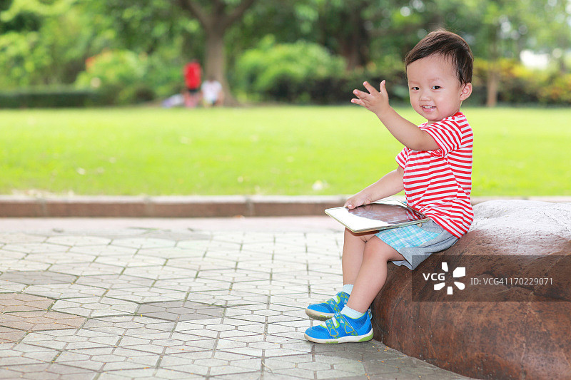 公园里可爱的亚洲宝宝图片素材