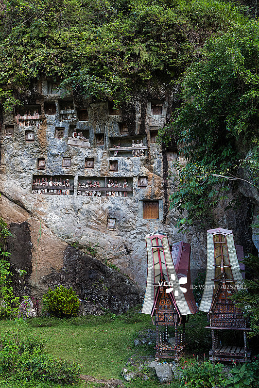 塔纳托拉雅坟墓和陶陶图片素材