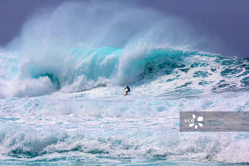 夏威夷管道冲浪：巨浪滔天图片素材