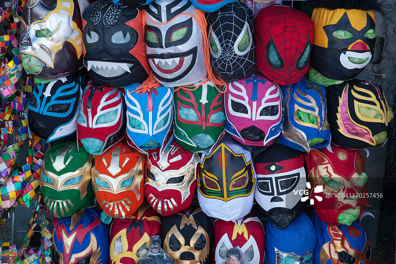 纪念品商店里的墨西哥摔跤面具图片素材