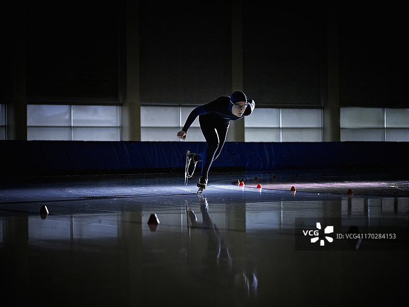 竞技场赛道上的速度滑冰运动员图片素材
