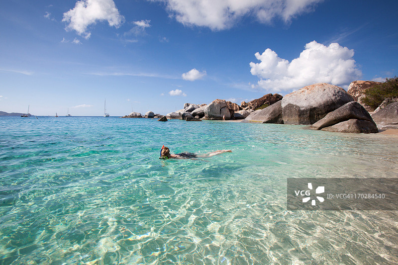 在浴场附近魔鬼海滩的浮潜者图片素材