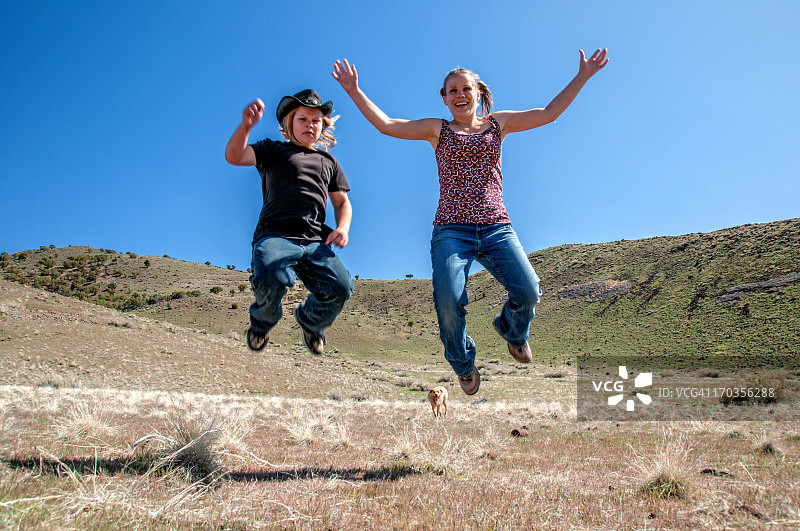 跳跃的母子图片素材