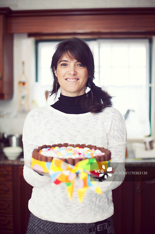 为她的复活节蛋糕感到自豪图片素材