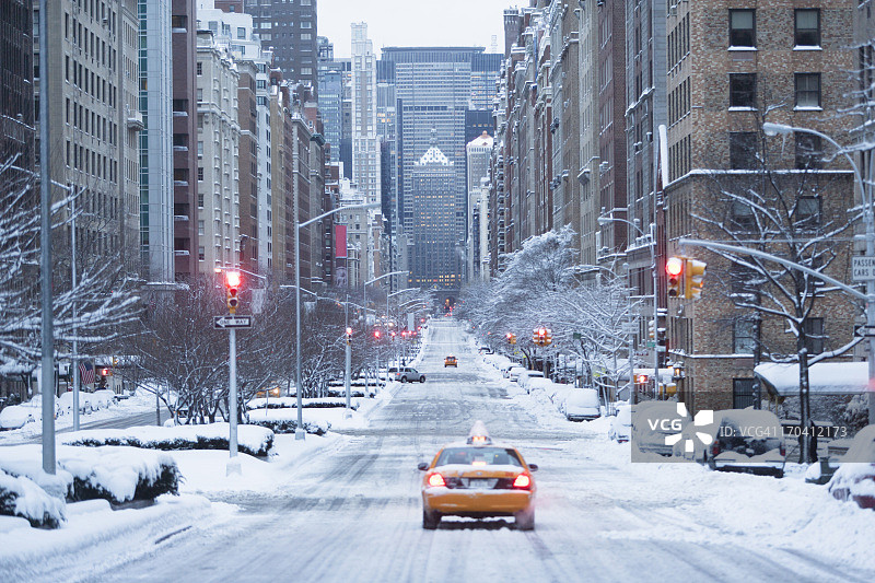 雪城街头的出租车图片素材