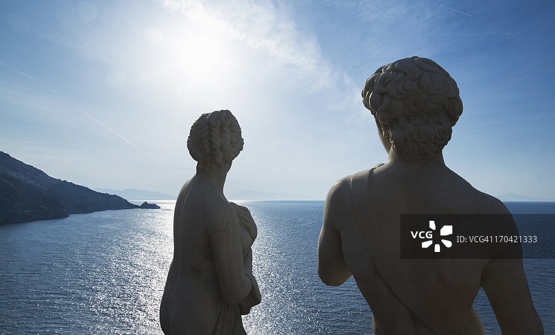 无垠露台上的罗马雕像图片素材