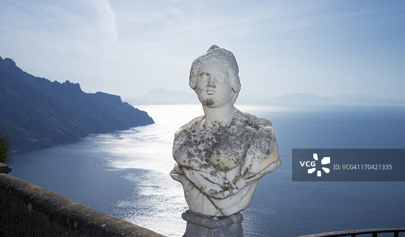 无垠露台上的罗马雕像图片素材