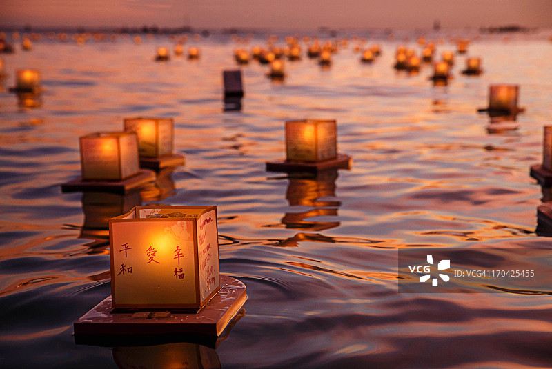 日式漂浮灯笼：和平、爱与幸福图片素材