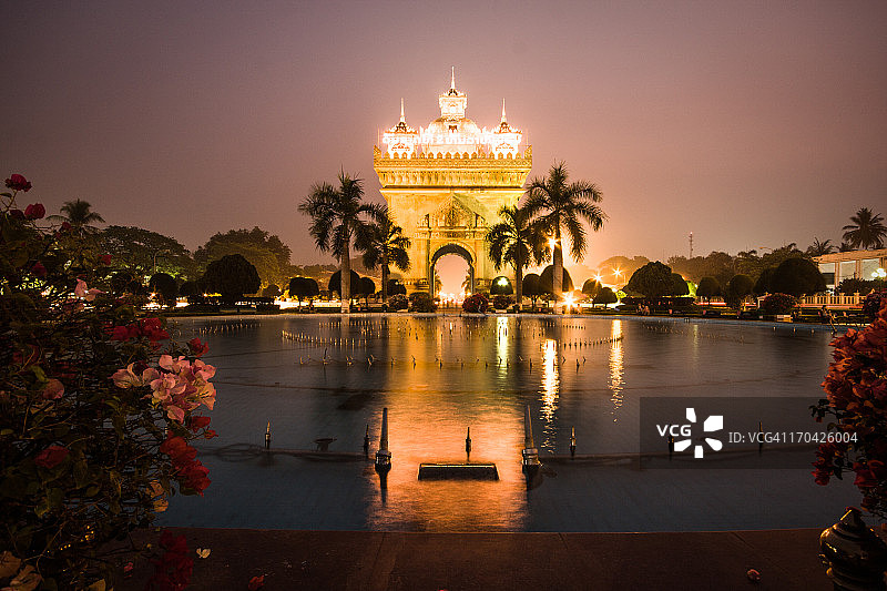 万象凯旋门倒影图片素材