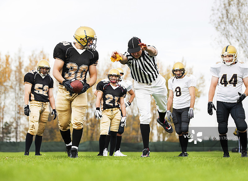 橄榄球裁判员展示犯规原因图片素材