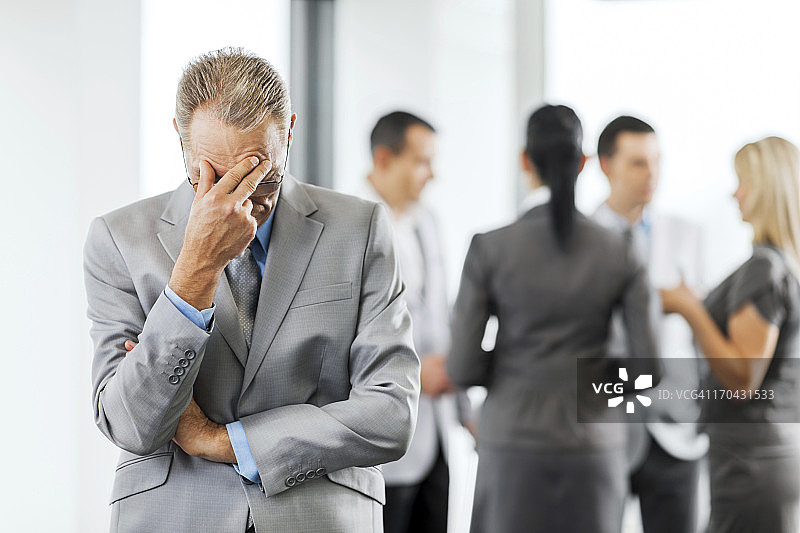 焦虑的中年商人图片素材