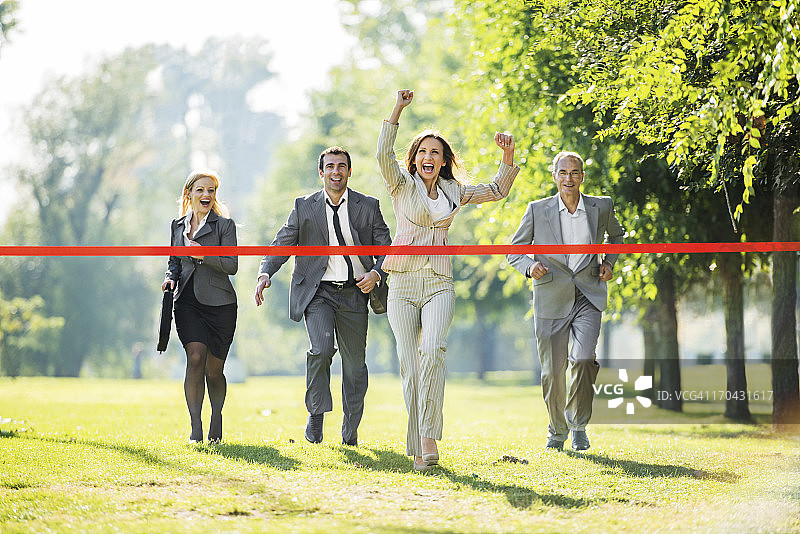 商务人士冲刺终点线图片素材