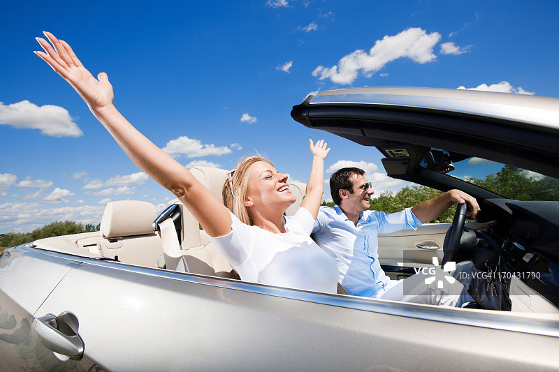 在敞篷车里享受生活！图片素材