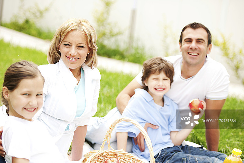 一家人在大自然中野餐图片素材