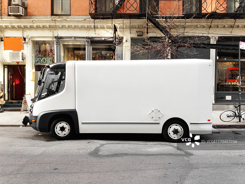 纽约市街道上的白色卡车图片素材
