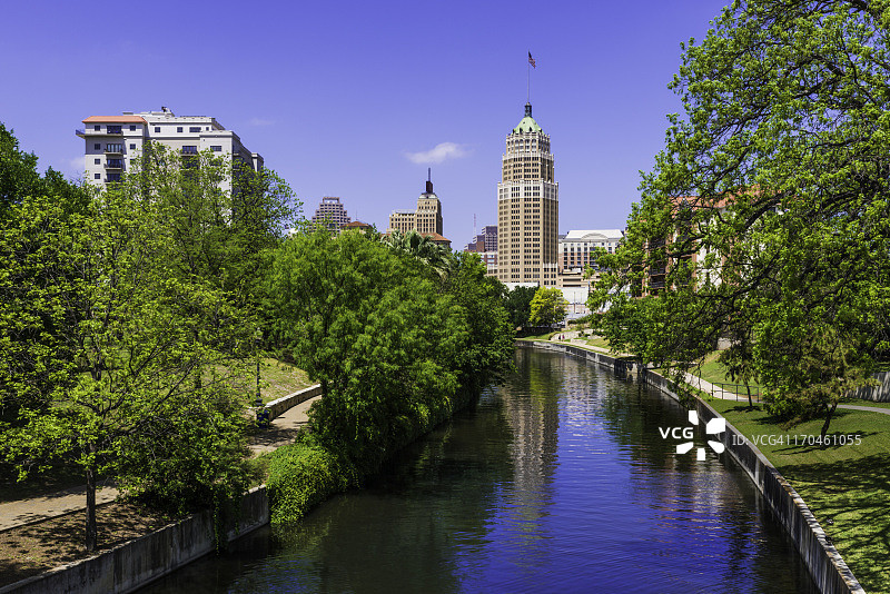 圣安东尼奥河滨步道天际线，风景运河沿岸的公园步道图片素材