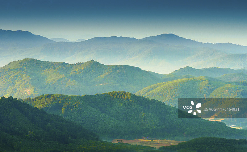 雾气蒙蒙的群山中美丽的日出图片素材