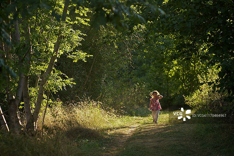 在森林里迷路哭泣的女孩图片素材