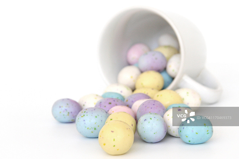 白色马克杯中的复活节彩蛋图片素材