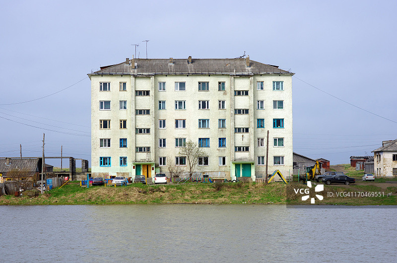 河流附近的房屋图片素材
