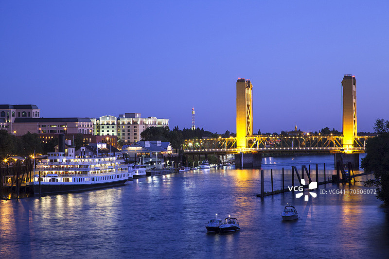 萨克拉门托河与塔桥的黄昏景色图片素材