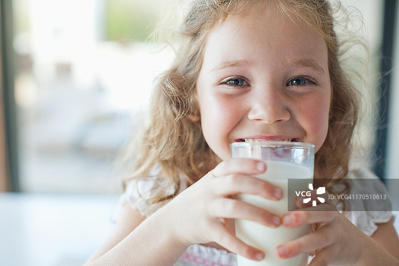 女孩喝着一杯牛奶图片素材