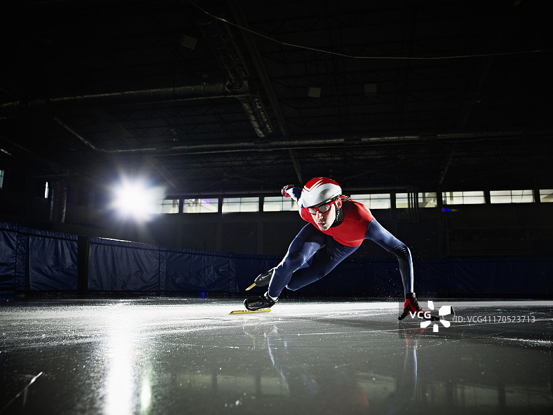 短道速滑运动员比赛中转弯图片素材