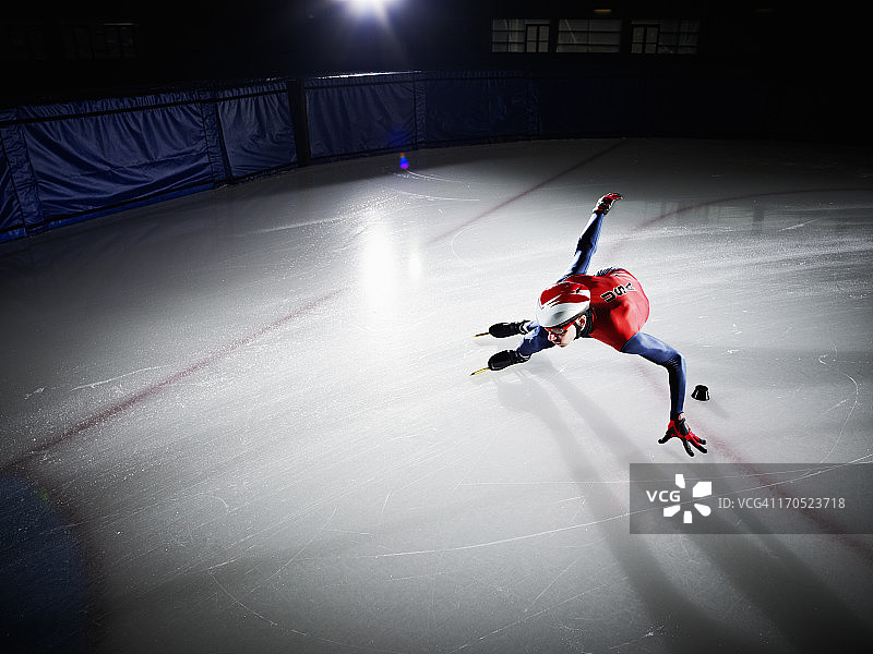 短道速滑运动员比赛中转弯图片素材