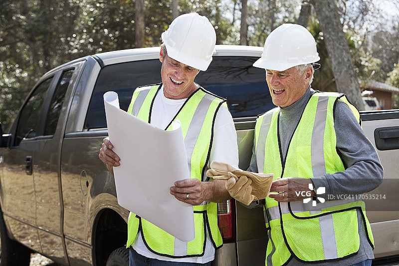 佩戴安全帽和安全背心的工人图片素材