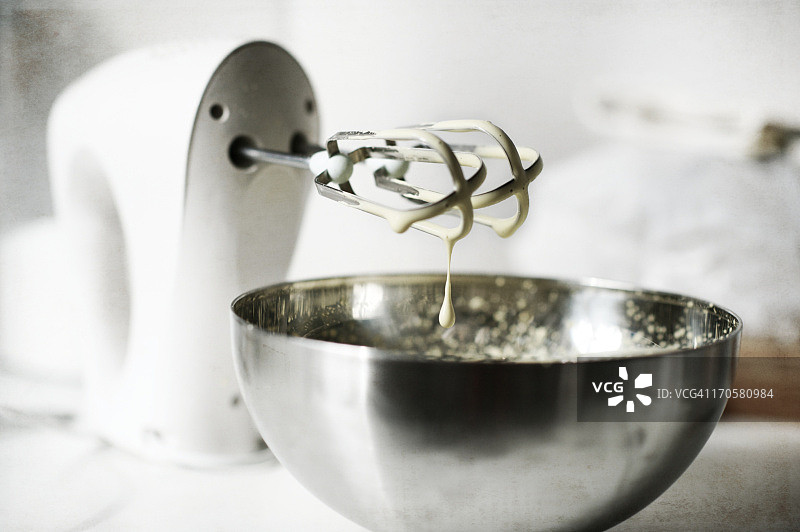 搅拌机上的面糊和搅拌器图片素材