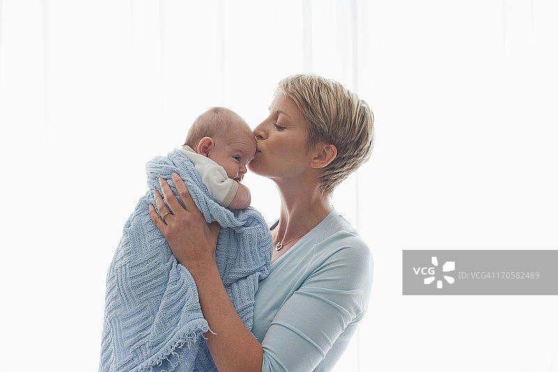 女人抱着新生婴儿图片素材