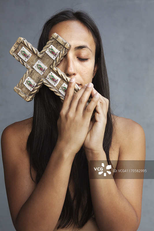 带着十字架的年轻女子图片素材