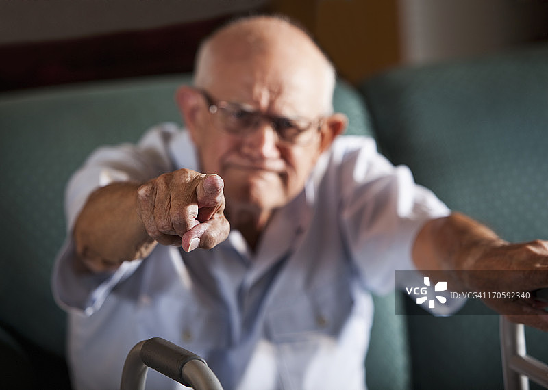 年长的男人指着前方图片素材