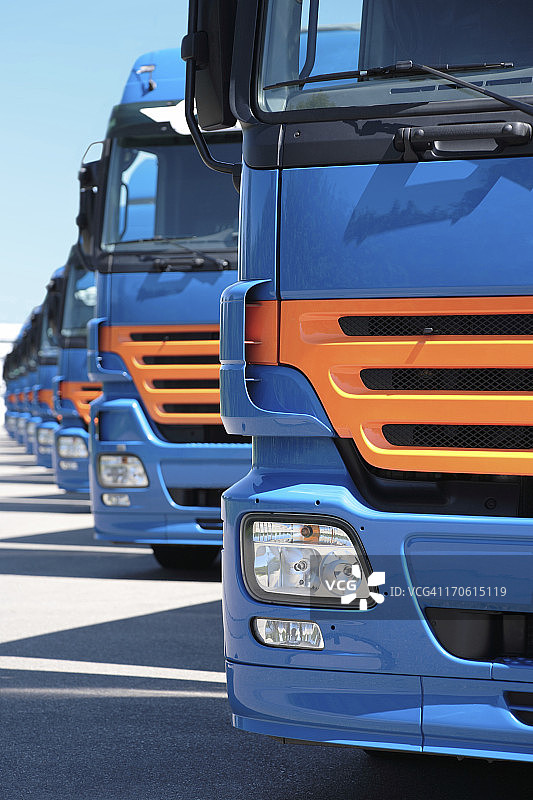 成排的半挂卡车图片素材