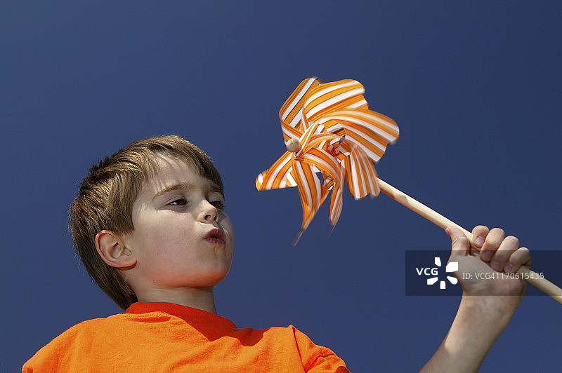 玩玩具风车的小男孩图片素材