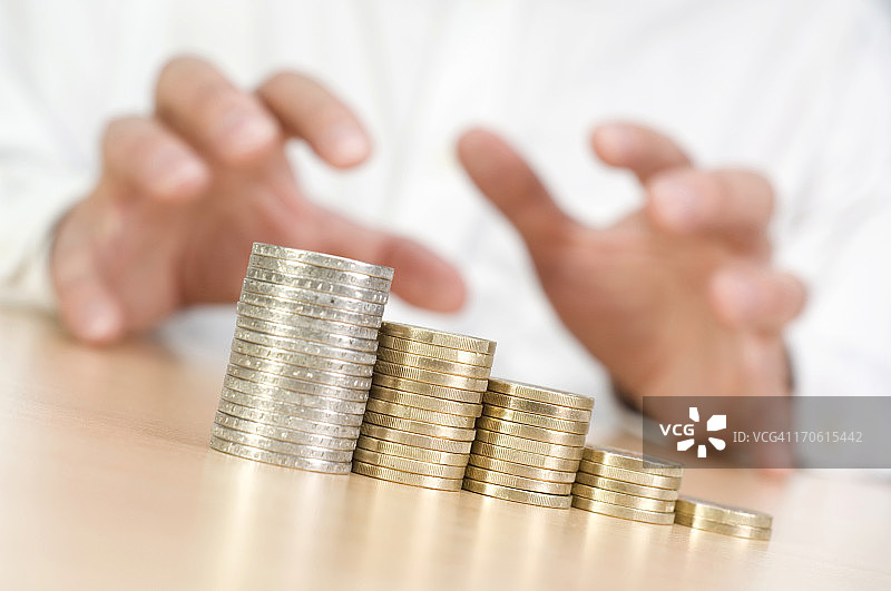 手抓欧元硬币图片素材