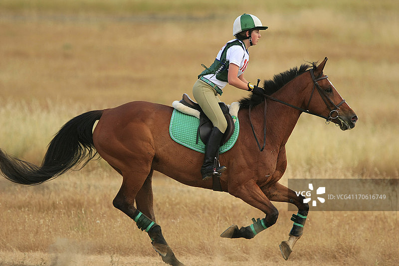 在赛道上奔驰图片素材