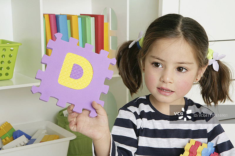 幼儿园里的女孩图片素材