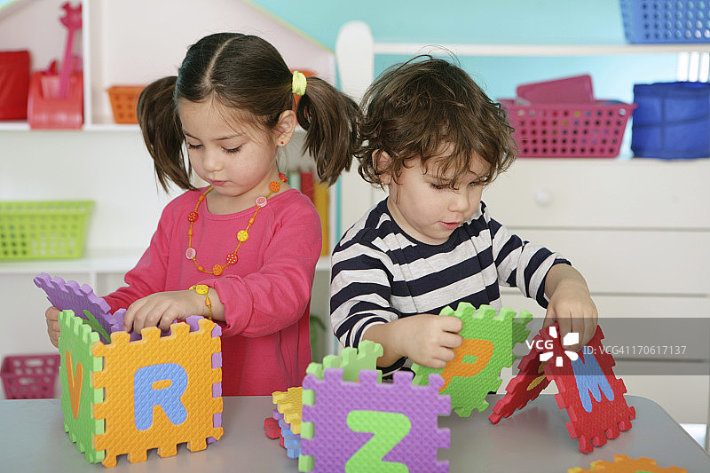 玩字母玩具图片素材