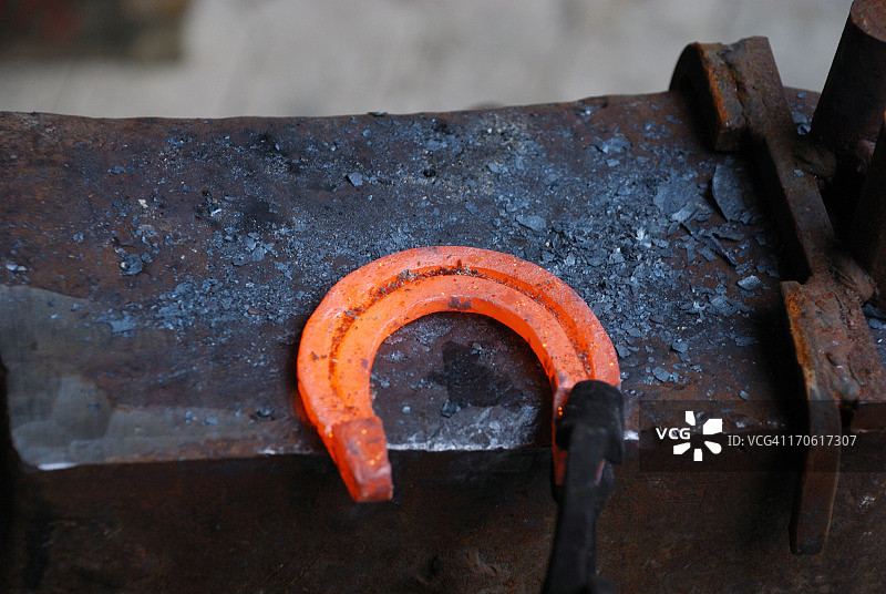 铁砧上的火红马蹄铁图片素材