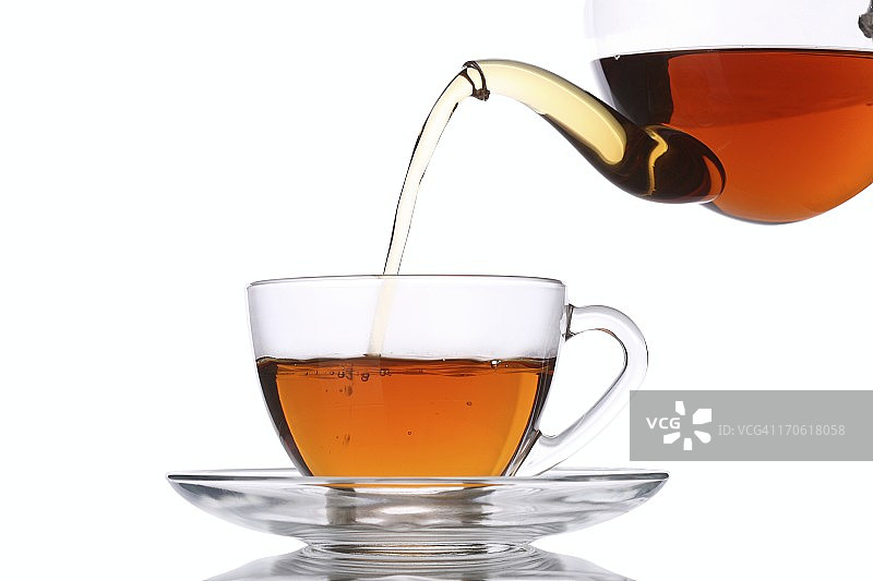 向玻璃杯中倒茶图片素材