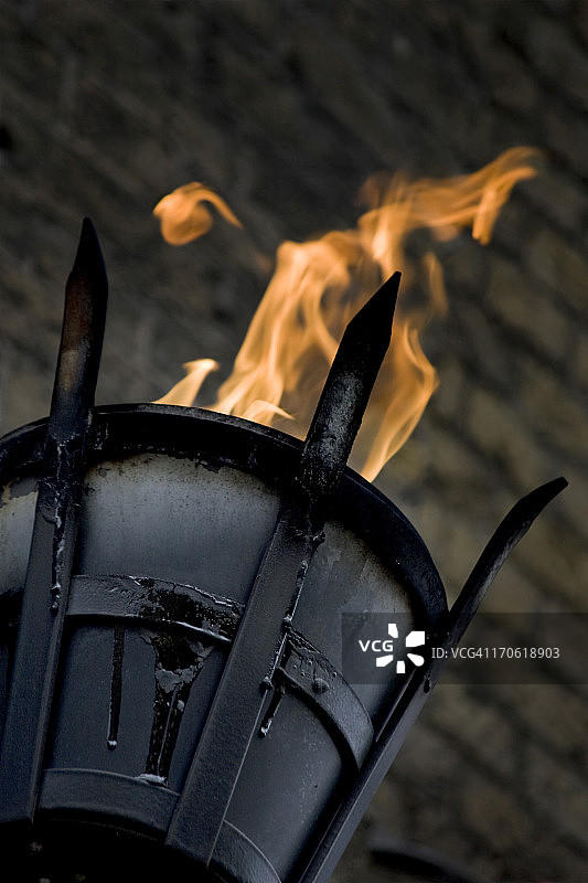 用于照明的燃烧篮子图片素材