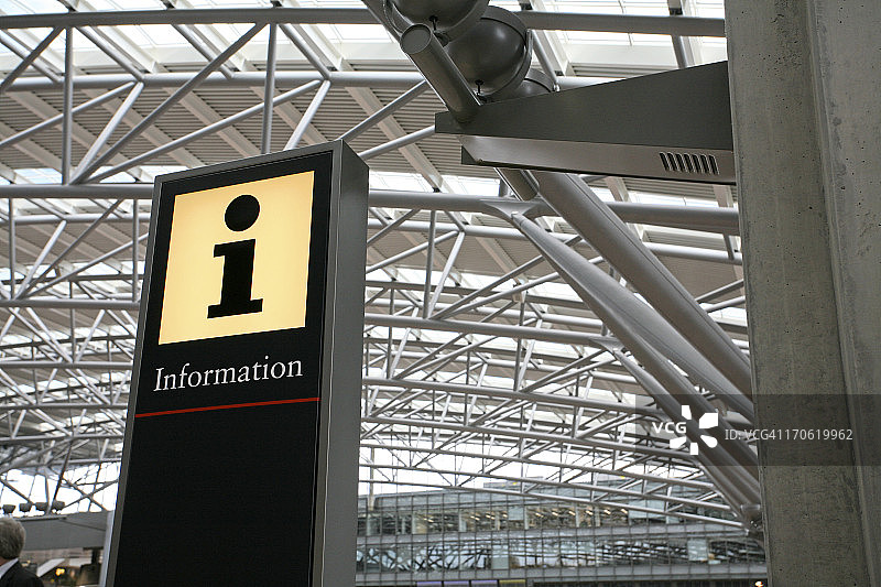 向上仰望的天花板上的信息标志图片素材