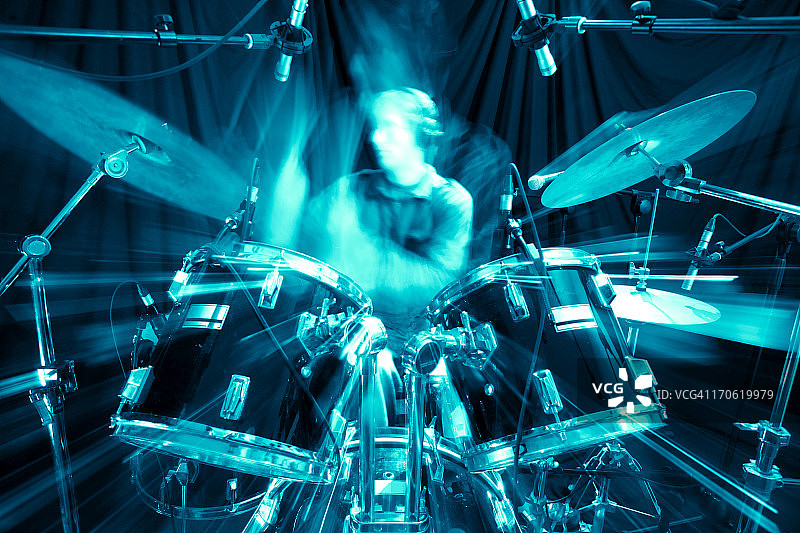年轻男人在录音室里打鼓图片素材