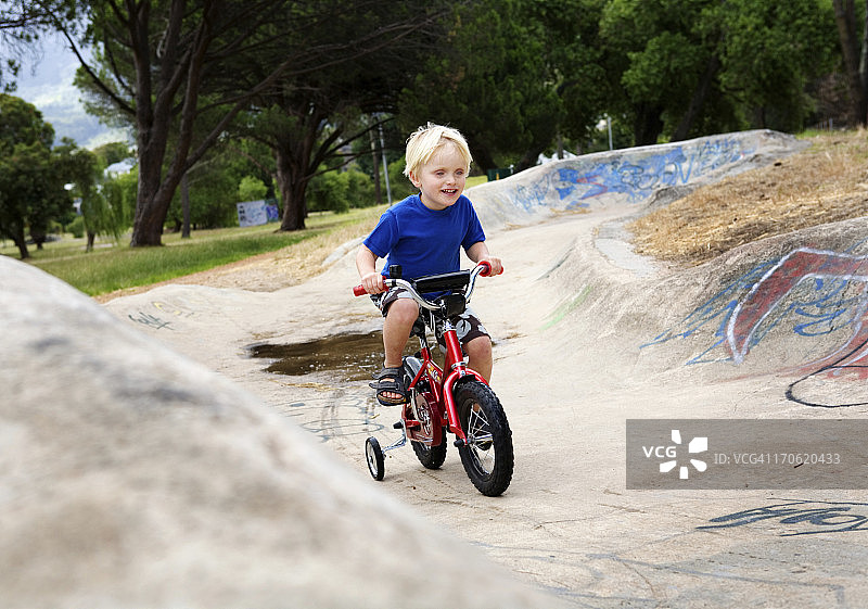 学习骑行图片素材